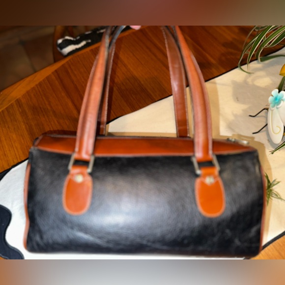 Bally Vintage Black & Cognac Leather Satchel
Made in Italy | Structured & Sound - Picture 9 of 15